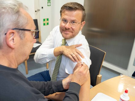 Bild © Stadt Nürnberg/Christine Dierenbach Foto: Der Ober·bürgermeister Marcus König lässt sich gegen Grippe impfen., Bild © Stadt Nürnberg/Christine Dierenbach