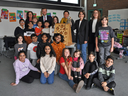 Foto von Mitarbeitern vom KUF und dem Ober·bürgermeister von der Stadt Nürnberg mit dem Polit·mobil. Auf dem Bild sind auch viele Grundschul·kinder., Bild © Olga Komarova / Stadt Nürnberg