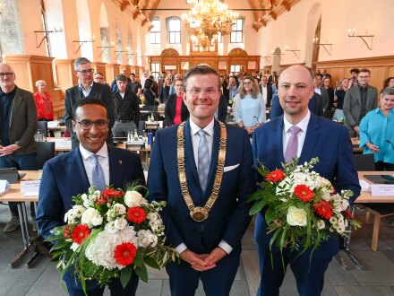 Foto vom Ober·bürgermeister Marcus König und dem neuen 2. Bürgermeister und dem neuen 3. Bürgermeister., Bild © Christine Dierenbach / Stadt Nürnberg