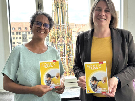 Bild © Elisabeth Neisinger, / Stadt Nürnberg Foto: 2 Personen mit der neuen Broschüre: Pflegende Angehörige., Bild © Elisabeth Neisinger, / Stadt Nürnberg