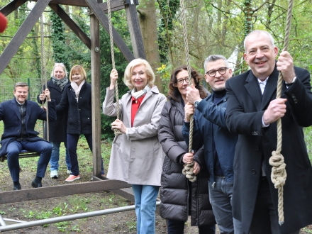 Foto von 7 Personen auf dem Erfahrungs·feld der Sinne bei der Station: Personen·heber., Bild © Erfahrungsfeld Stadt Nürnberg