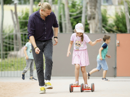 Bild © Uwe Niklas / Stadt Nürnberg Foto: Ein Erzieher aus einer Nürnberger Kita spielt mit Kindern draußen., Bild © Uwe Niklas / Stadt Nürnberg