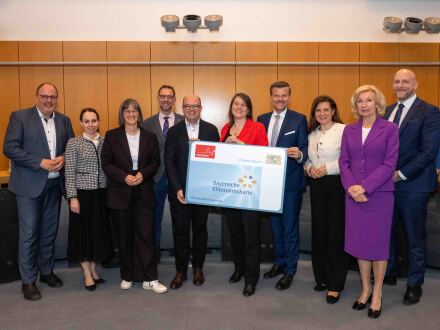 Foto von der Nürnberger Stadt·spitze mit der Bayerischen Ehren·amts·karte., Bild © Stadt Nürnberg/Christine Dierenbach