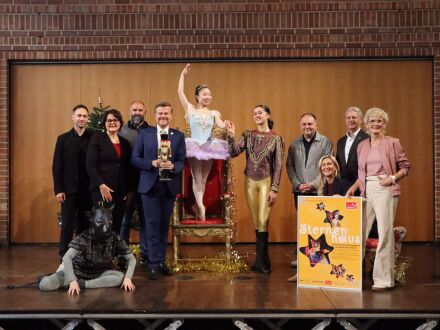 Bild © Kieran Scully / Stadt Nürnberg Foto: 11 Personen stehen auf der Bühne vom Sternen·haus. Ein paar von den Personen sind verkleidet. Rechts halten 2 Personen ein Plakat vom Sternen·haus., Bild © Kieran Scully / Stadt Nürnberg