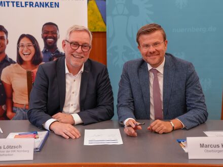 Bild © Johannes Froschmeir / IHK Nürnberg für Mittelfranken Foto: Der Haupt·geschäfts·führer von der IHK und der Ober·bürgermeister von Nürnberg unterschreiben die Kooperations·vereinbarung für das Work-and-Stay-Center., Bild © Johannes Froschmeir / IHK Nürnberg für Mittelfranken