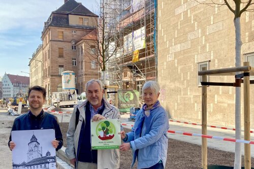 Von links: Baummanager vom Servicebetrieb Öffentlicher Raum Nürnberg, Florian Demling, sowie die Vertreter der „Bäume für Nürnberg Stiftung“, Vorstandsvorsitzender Mathias Schmidt und Stiftungsgründerin Margit Grüll, vor dem Volksbad Nürnberg mit den beiden von der Stiftung gespendete Bäumen im Hintergrund. © Dr. Christian Pröbiuß / Stadt Nürnberg