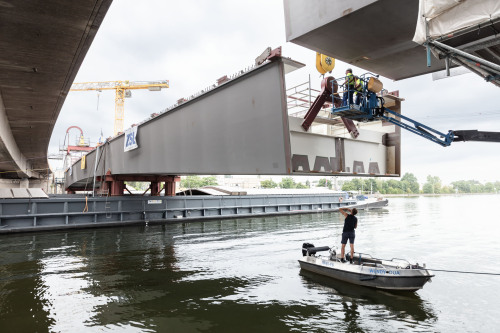Lückenschluss über dem Main-Donau-Kanal: Am Dienstag, 30. Juni 2026, hat das Projekt Hafenbrücken eine weitere Hürde genommen. Mithilfe zweier Spezialhebegeräte wurde ein 75 Meter langes und 520 Tonnen schweres Brückenteil von zwei Lastschiffen aus in die vorgesehene Lücke gehoben.