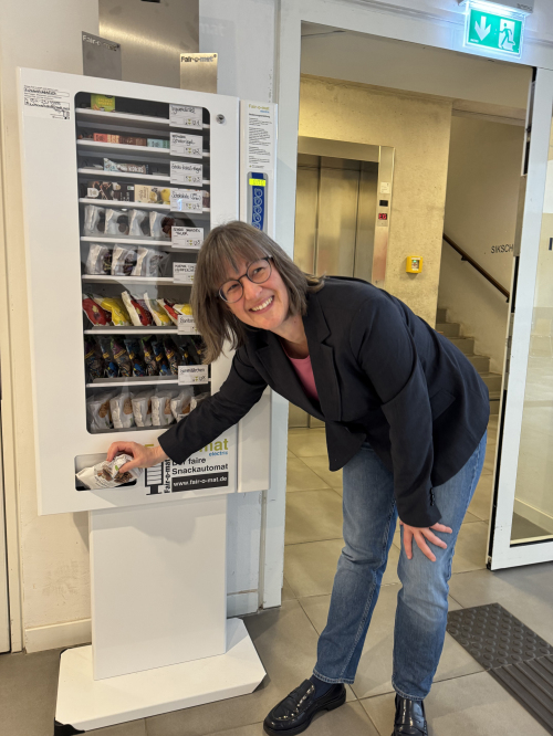 Britta Walthelm, Referentin für Umwelt und Gesundheit der Stadt Nürnberg, nimmt am Mittwoch, 12. März 2025, den Fair-o-mat in der Kulturwerkstatt Auf AEG in Betrieb.