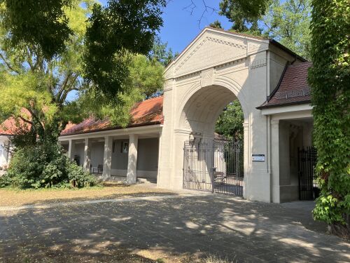 Sanierung eines Baudenkmals der Friedhofsarchitektur: Das Eingangsportal des Nürnberger Südfriedhofs.