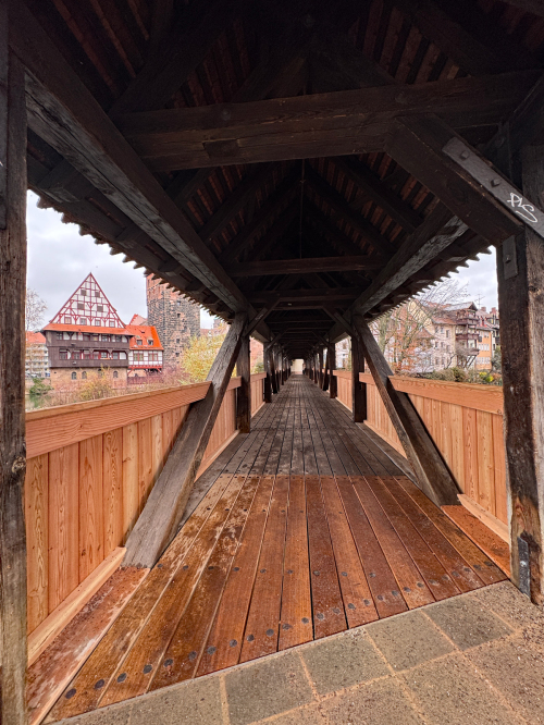 Bei der Sanierung wurden drei verschiedene, unbehandelte Holzarten verbaut: Eiche, Lärche und Douglasie. Der helle Naturfarbton ist noch ungewohnt. Mit der Zeit entwickelt das frisch verbaute Holz eine graue Patina.