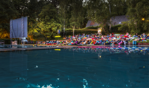 Die Filmnächte im Naturgartenbad sind beliebt bei den Besucherinnen und Besuchern.