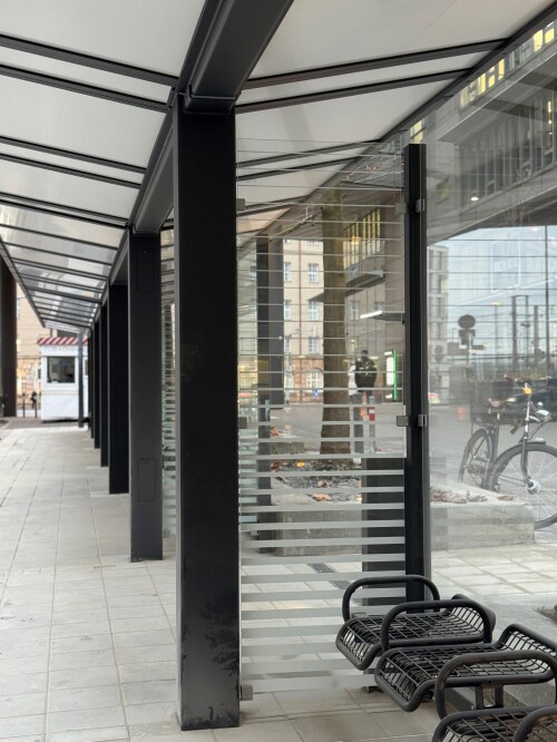 Mit zusätzlichen Sitzbänken, Windschutzwänden und Überdachungen bietet der Zentrale Omnibusbahnhof ab sofort eine verbesserte Aufenthaltsqualität für Busreisende.