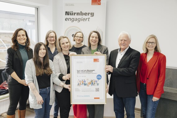 Kooperationspartner für die erste „Aktionswoche Schnupper-Ehrenamt“ in Nürnberg (v. li.): Tabea Bozada (Stadtmission Nürnberg), Denise Kapp (Diakoneo), Sabrina Kühn (Zentrum Aktiver Bürger), Olesya Reis (AWO Nürnberg), Nina Aigner (Zentrum Aktiver Bürger), Elisabeth Ries (Referentin für Jugend, Familie und Soziales der Stadt Nürnberg), Hermann Guth (BRK Nürnberg Stadt) und Dr. Barbara Sterl (Stabstelle Bürgerschaftliches Engagement, Stadt Nürnberg)