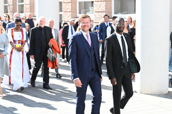 Im Anschluss an die Verleihung laufen Oberbürgermeister Marcus König und Menschenrechtspreisträger Malcolm Bidali – begleitet von vielen Gästen – die Straße der Menschenrechte entlang Richtung Friedenstafel am Kornmarkt.