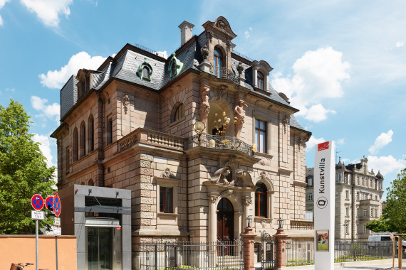 Foto von der Kunst·villa Nürnberg von außen.