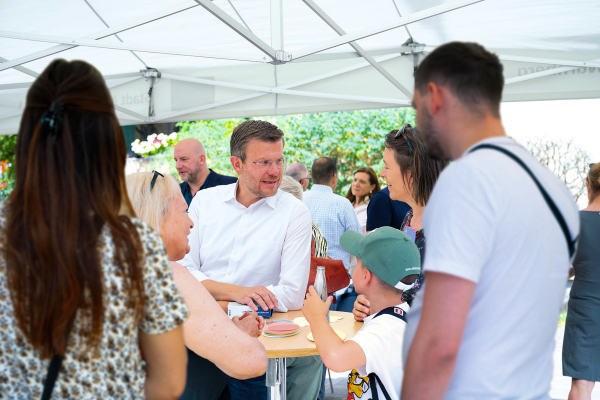 Die Stadt Nürnberg und Oberbürgermeister Marcus König ziehen eine positive Bilanz der neuen Veranstaltungsreihe „Lass uns reden“: Oberbürgermeister Marcus König im Gespräch mit Bürgerinnen und Bürgern.