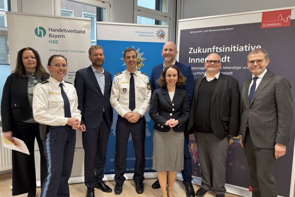 v.l.n.r. Monika Dönnhöfer (Leiterin Stab Innenstadt Stadt Nürnberg), Franziska Titz (Stellv. Leiterin der Polizeiinspektion Nürnberg-Mitte), Andreas Schöffel (Bezirksgeschäftsführer Handelsverband Mittelfranken), Gernot Rochholz (Polizeipräsident des Präsidiums Mittelfranken), Dr. Andrea Heilmaier (Wirtschafts- und Wissenschaftsreferentin Stadt Nürnberg), Olaf Kuch (Stadtdirektor Bürgerservice, Digitales und Recht Stadt Nürnberg), Markus Pinzer (Oberstaatsanwalt, Staatsanwaltschaft Nürnberg-Fürth) sowie Thomas Domani (Bezirksvorsitzender und Vorsitzender der Kreisstelle Nürnberg, Bayerischer Hotel- und Gaststättenverband DEHOGA Bayern e.V.) beim „Sicherheitsforum Innenstadt“ am Donnerstag, 5. Februar 2026