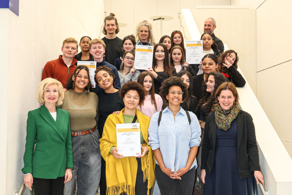 Bürgermeisterin Prof. Dr. Julia Lehner (Nürnberg) und Bürgermeisterin Verena Dietl (München) zusammen mit allen Preisträgerinnen und Preisträgern des  „Mosaik-Jugendpreises – Mit Vielfalt gegen Rassismus“.