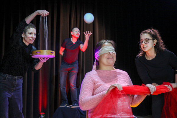 Schauspielende des Ensembles der Künstlergruppe ArtiSchocken Nürnberg e. V. bei den Proben zu „Zeichne mir ein Schaf“.