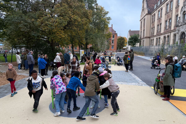 Bei der Eröffnung wurde der neue Quartierplatz direkt ausgiebig genutzt.