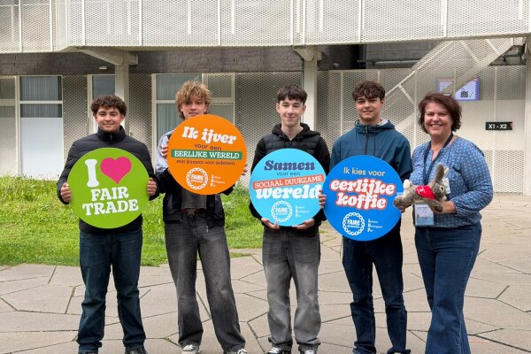 Jugendbotschafter für Fairtrade vertraten Nürnberg auf der internationalen Konferenz Fairtrade Town Conference in Belgien Anfang Oktober (von links): Maxi Tschaban, Paul Paszulewicz, Ilja Hornstein, Ferdinand Tschaban, alle Schüler des Johannes-Scharrer-Gymnasiums, und Brigitte Hanek-Ures, Fachliche Sprecherin der Fairen Metropolregion Nürnberg, Mitglied der Nürnberger Fairtrade Steuerungsgruppe und Mitarbeiterin im Weltladen Fenster zur Welt.