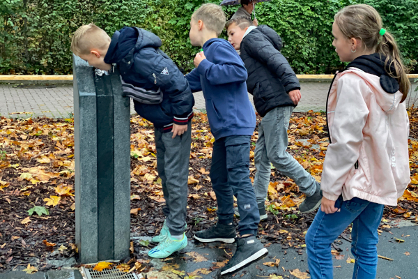 Ob an heißen Sommertagen oder beim Spielen im Herbst: Die Nürnberger Trinkwasserbrunnen, wie hier in der Annette-Kolb-Anlage,sind eine Bereicherung und sorgen für eine kleine Erfrischung zwischendurch.