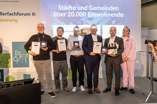 Die Stadt Nürnberg wurde auf der größten deutschen Verwaltungsfachmesse "Kommunale" in Nürnberg am Mittwoch, 22. Oktober 2025, mit dem Digital Award 2025 ausgezeichnet. Preisverleihung der Finalisten „Städte und Gemeinden über 20 000 Einwohnende“ mit Matthias Latus, Leiter Amt für Digitalisierung und Prozessorganisation (Zweiter von rechts), und Andreas Schneider, Leiter Abteilung eGovernment (Dritter von rechts).