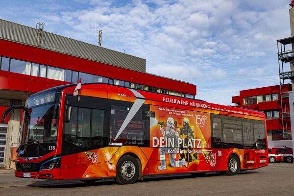 Der auffallend gestaltete Omnibus wirbt anlässlich ihres 150. Bestehens für die Nürnberger Berufsfeuerwehr. Der Bus ist im Stadtgebiet unterwegs und soll auch potenzielle Nachwuchskräfte für den Feuerwehrdienst ansprechen.