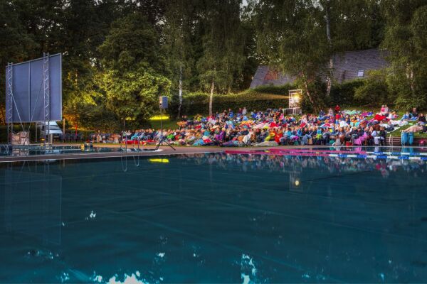 So schön kann Kino sein: Eine Sommerfilmnacht der vergangenen Jahre im Naturgartenbad in der Schlegelstraße.
