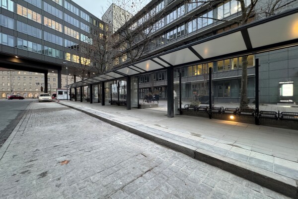 Mit zusätzlichen Sitzbänken, Windschutzwänden und Überdachungen bietet der Zentrale Omnibusbahnhof ab sofort eine verbesserte Aufenthaltsqualität für Busreisende.