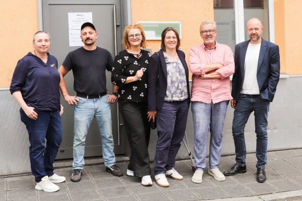 Haben die niedrigschwellige Substitution „sub-port“ auf den Weg gebracht (v.  li.): Elisabeth Müller (Oberärztin Psychiatrie Klinikum Nürnberg), Florian Postler (Sozialpädagoge mudra, nicht im Bild: Kollege Sebastian Wieninger), Cornelia Gilch (Vorstand mudra), Elisabeth Ries (Referentin für Jugend, Familie, Senioren und Soziales der Stadt Nürnberg), Norbert Wittmann (Vorstand mudra) und Volker Wolfrum (Leiter des Sozialamts Stadt Nürnberg) vor den Räumen der Mudra Jugend- und Drogenhilfe Nürnberg in der Ottostraße.