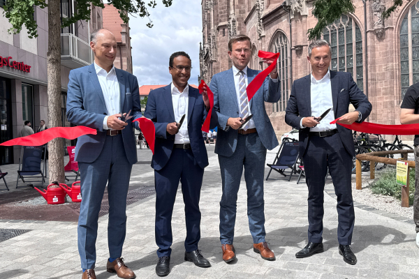 Von links nach rechts: Bürgermeister und Erster Sör-Werkleiter Andreas Krieglstein, der Bürgermeister für Wohnen, Bauen und Stadtentwicklung, Dr. Nasser Ahmed, Oberbürgermeister Marcus König und Matthias Wittmann, Vorstandsvorsitzender der Sparkasse Nürnberg, haben am Montag, 6. Juli 2026, den neu gestalteten Lorenzer Platz offiziell der Öffentlichkeit übergeben.