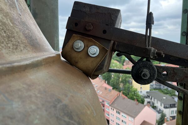 Lederummantelter Schlaghammer der Glocke im Laufer Schlagturm.