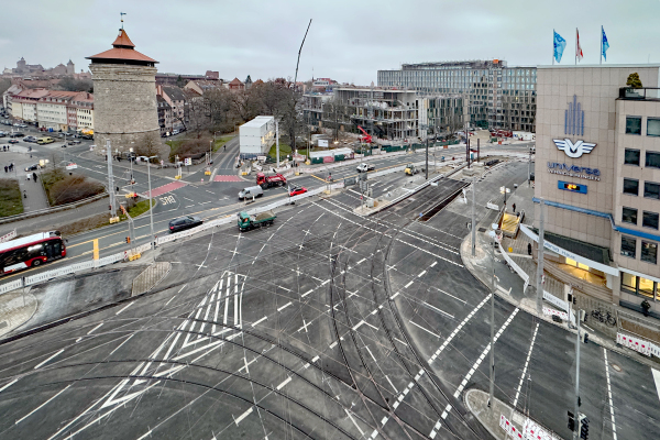 Ab Dienstag, 9. Dezember 2025, wird die Baustelle am Rathenauplatz aufgelöst. Dank der Unterstützung der Polizei, ist die Zufahrt in die Altstadt auch während der Umstellung jederzeit möglich.