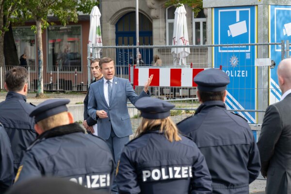 Vertreter der Polizei und Nürnbergs Oberbürgermeister Marcus König, haben am Freitag 9. Oktober 2026 über die derzeitige Sicherheitslage rund um den Nelson-Mandela Platz und Aufseßplatz informiert.