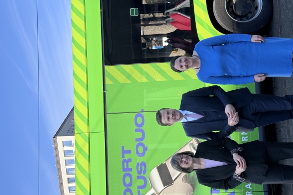 Ein E-Bus der VAG im Design der Klimaschutzkampagne der Stadt Nürnberg am Donnerstag, 19. März 2026, am Plärrer (von links): Britta Walthelm, Referentin für Umwelt und Gesundheit, Marcus König, Oberbürgermeister der Stadt Nürnberg, und Magdalena Weigel, Vorstandsmitglied der VAG Verkehrs-Aktiengesellschaft.
