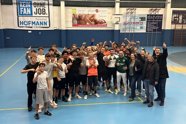 Foto: Viele Menschen in einer Sport·halle.