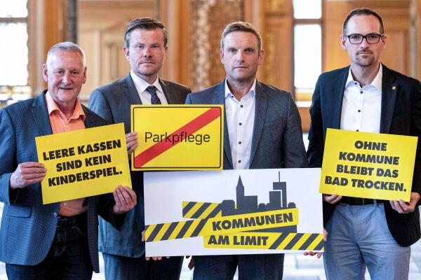 Fürths Oberbürgermeister Thomas Jung, Nürnbergs Oberbürgermeister Marcus König, der Oberbürgermeister der Stadt Erlangen, Jörg Volleth, und Schwabachs Stadtoberhaupt Peter Reiß (v. l. n. r.) machen am Aktionstag "Kommunen am Limit" auf die schwierige finanzielle Situation von Städten und Gemeinden aufmerksam.
