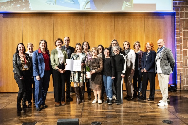 Verleihung des Nürnberger Pflegepreises 2025: 1. Platz für das Sebastianspital des NürnbergStifts (v. li.): Dr. Eva Kopf, Seniorenamt der Stadt Nürnberg, Anja-Maria Käßer, Leiterin des Seniorenamts, Elisabeth Ries, Referentin für Jugend, Familie und Soziales der Stadt Nürnberg. Melanie Miermeister, Zweite Werkleiterin NürnbergStift, Prof. Dr. Jürgen Härlein, Evangelische Hochschule Nürnberg und Mitglied der Pflegepreis-Jury, sowie das Gewinner-Team, ganz rechts Michael Rox, Leiter des Sebastianspitals.