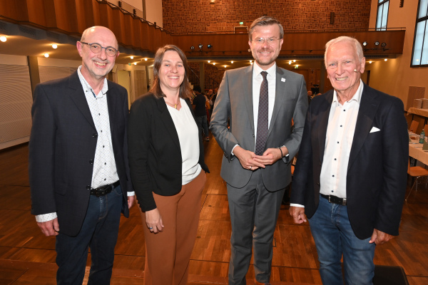 Foto: 4 Personen stehen nebeneinander in einem Raum im Heilig-Geist-Spital. Ganz links steht Hermann Schmitz. Ganz rechts steht Wolfgang Schleemilch. Und in der Mitte stehen Elisabeth Ries und Marcus König.
