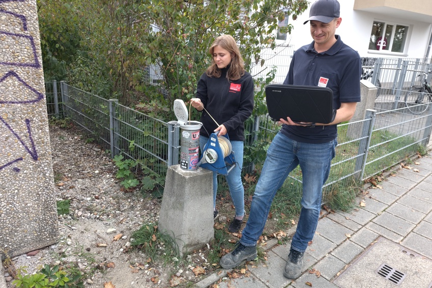 Mitarbeitende der Stadtentwässerung und Umweltanalytik Nürnberg sowie des Umweltamts der Stadt Nürnberg führen eine Grundwasser-Messung durch.