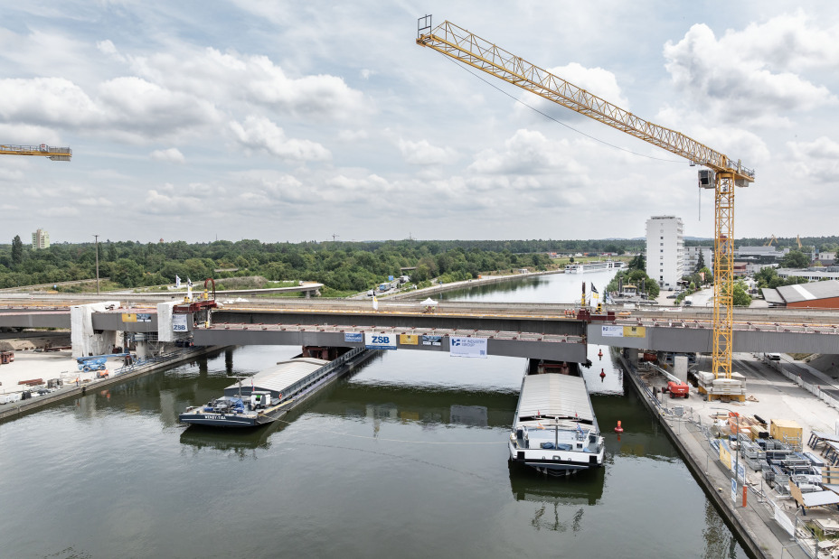 Das 75 Meter lange Bauteil wird passgenau in die Brückenlücke manövriert., Bild © Christian Höhn / Stadt Nürnberg