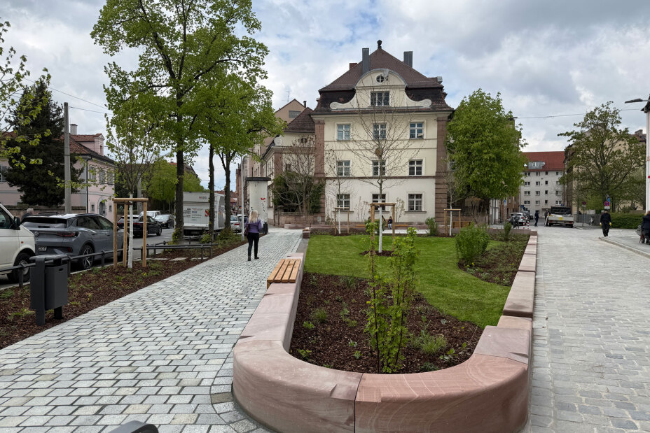 Auf einer Fläche von 1250 Quadratmetern wurde das bisherige Straßenbegleitgrün in eine geordnete Grünfläche mit hoher Aufenthaltsqualität umgewandelt. Der neue Pocket Park St. Johannis wurde am Dienstag, 21. April 2026, der Öffentlichkeit übergeben.