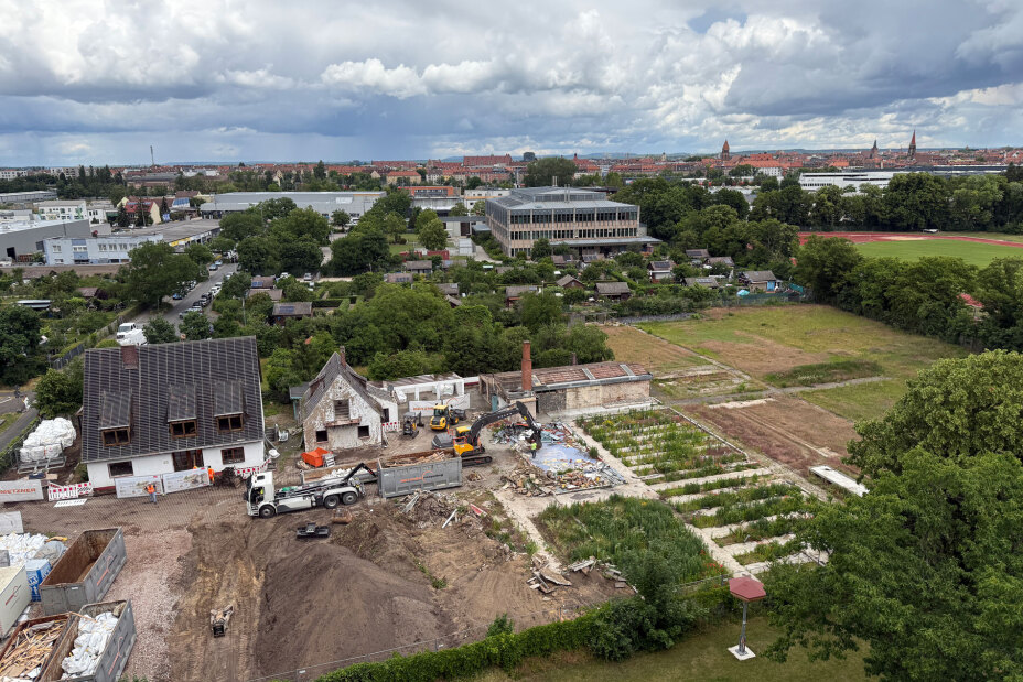 Aus Grau mach Grün: Der Rückbau des 7 000 Quadratmeter großen Gärtnerei-Areals ist Teil der Erweiterung und Neugestaltung des Westparks im Nürnberger Südwesten.