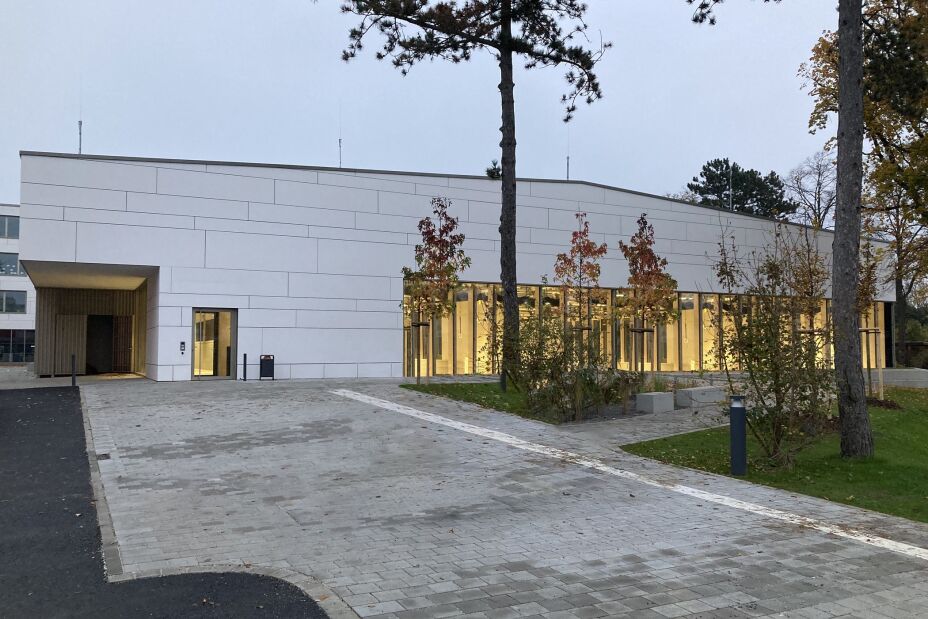 Von außen: Die Dreifach-Turnhalle am Standort der Grundschule Am Thoner Espan 10 ist fertiggestellt, Bild © Marcus Münzel, wbg Nürnberg