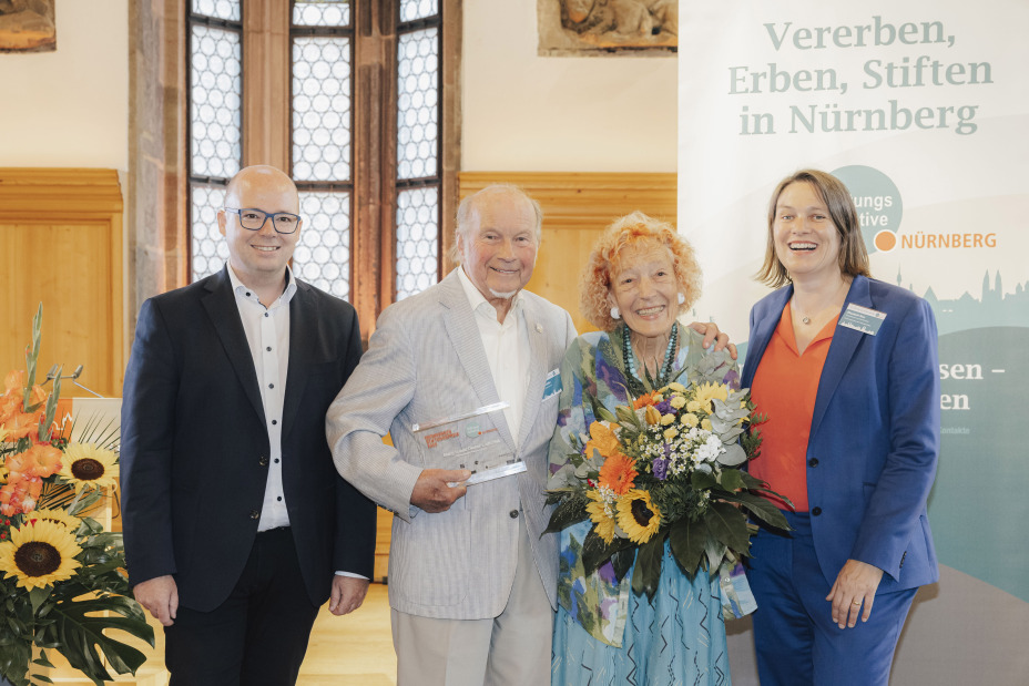 Preisverleihung des Nürnberger Stiftungspreises mit Thorsten Brehm (Referent für Finanzen, Personal und IT der Stadt Nürnberg), Margot und Dieter Lölhöffel (Stiftungspreistragende 2025) und Elisabeth Ries (Referentin für Jugend, Familie und Soziales der Stadt Nürnberg)., Bild © Giulia Iannicelli