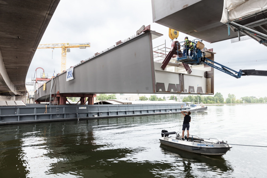 Spezialhebegeräte heben das Brückenteil zentimetergenau ein., Bild © Christian Höhn / Stadt Nürnberg