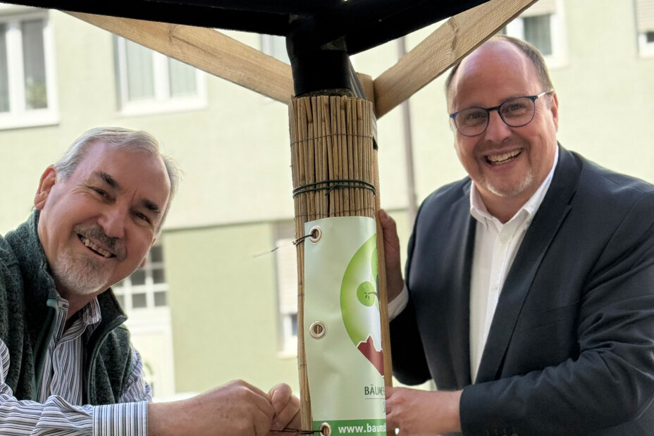 Die persönlichen Spendenschilder werden von Mathias Schmidt, Vorstandsvorsitzender der „Bäume für Nürnberg Stiftung“, und Bürgermeister Christian Vogel selbst an angebracht (v.l.n.r.)., Bild © Kathrin Lehnerer / Stadt Nürnberg