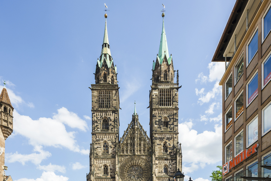 Neben St. Elisabeth und dem Em-eukal-Haus steht auch die Lorenzkirche zur Wahl. Ihre fein gegliederte Fassade lädt dazu ein, künstlerisch mit der Architektur zu spielen.