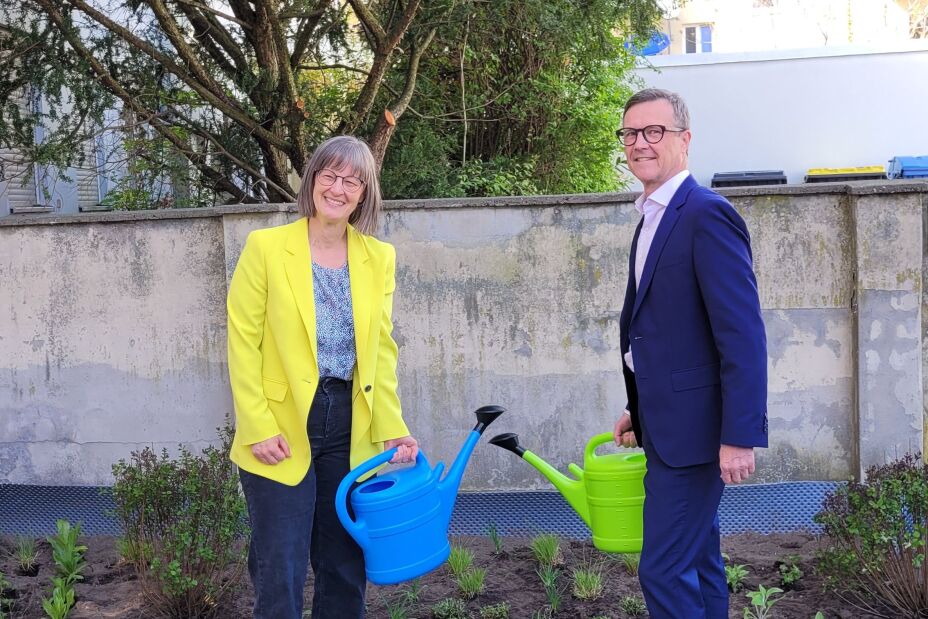 Britta Walthelm, Referentin für Umwelt und Gesundheit und Ralf Schekira, Geschäftsführer der wbg Nürnberg, gießen die gerade gesetzten Pflanzen auf der entsiegelten Fläche in einem Hinterhof in der Rollnerstraße in Nürnberg.